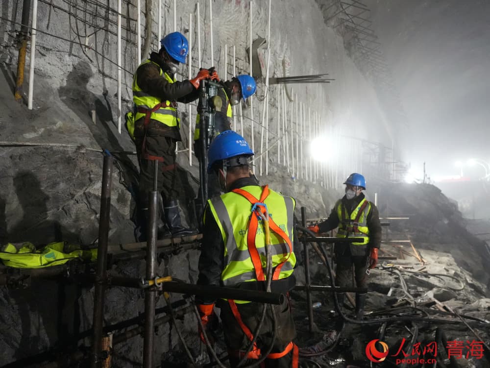 三峽格爾木南山口240萬(wàn)千瓦抽水蓄能電站主廠房施工。人民網(wǎng) 況玉攝