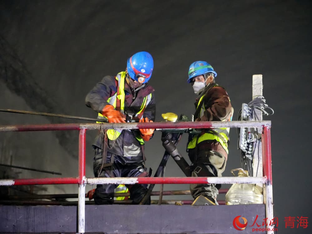 三峽格爾木南山口240萬(wàn)千瓦抽水蓄能電站主廠房施工。人民網(wǎng) 況玉攝