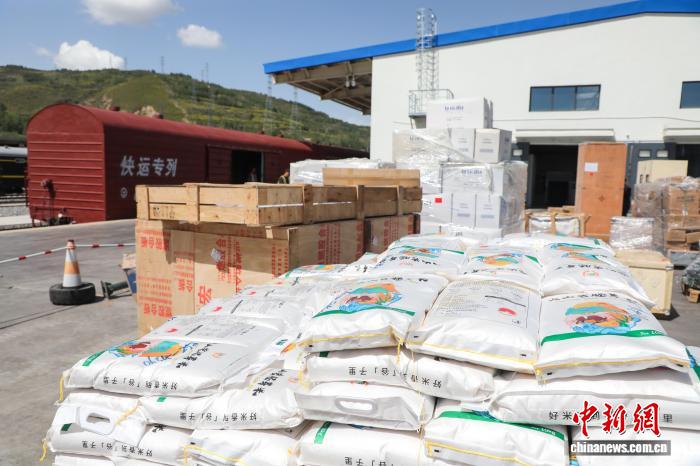 青藏鐵路入藏首個核心物流樞紐前五月累計發(fā)運進藏物資6.5萬余噸