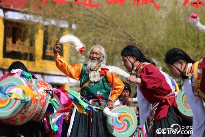 這里的人們，跳著從高原上長(zhǎng)出來(lái)的久河卓舞，舞動(dòng)人生，一代又一代。