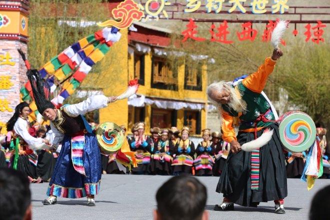 爺孫倆跳起舞來(lái)，鏗鏘有力。