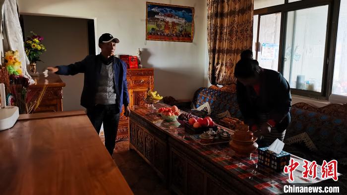 圖為群培和妻子在新家的客廳里?！垈?攝