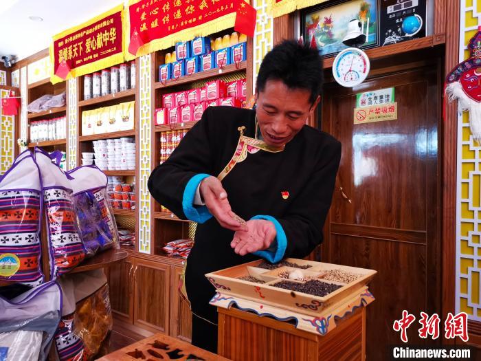 圖為洛桑旦增介紹青稞的功效。　張偉 攝