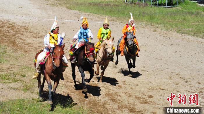 圖為少年騎手在比賽中?！垈?攝