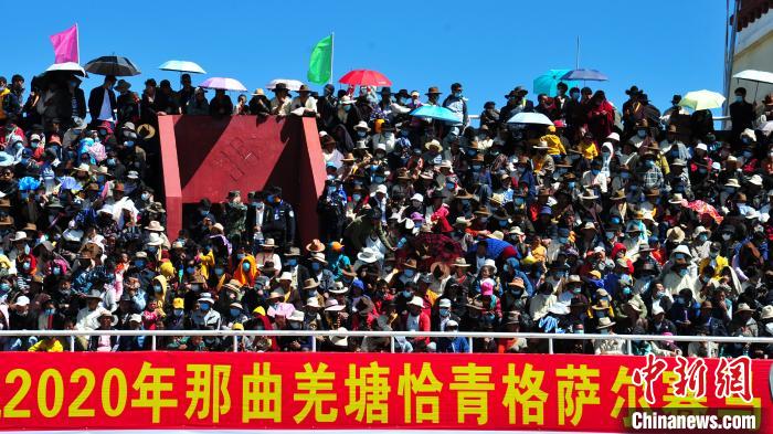 圖為當(dāng)日的比賽吸引了眾多觀眾?！垈?攝