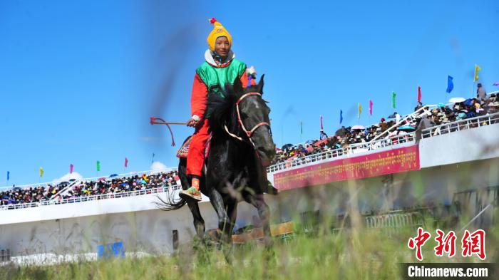 圖為少年騎手在比賽中?！垈?攝