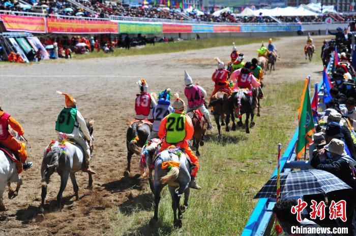 圖為少年騎手在比賽中?！垈?攝