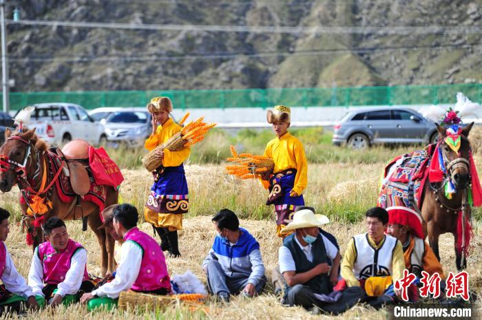 圖為等待登場的農(nóng)牧民演員?！垈?攝