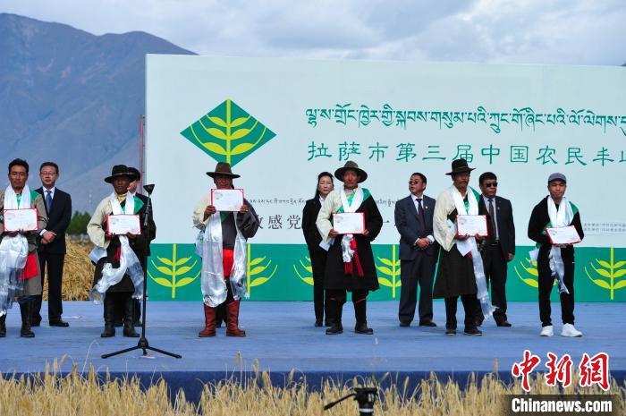 圖為活動(dòng)上獲得表彰的農(nóng)牧民?！垈?攝