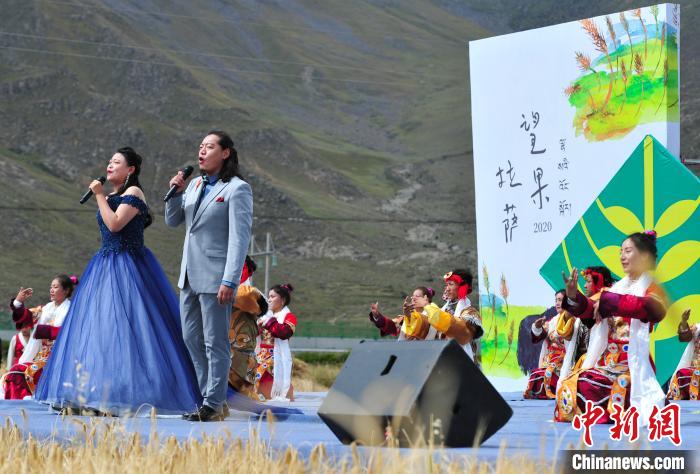 圖為當(dāng)日的文藝表演?！垈?攝