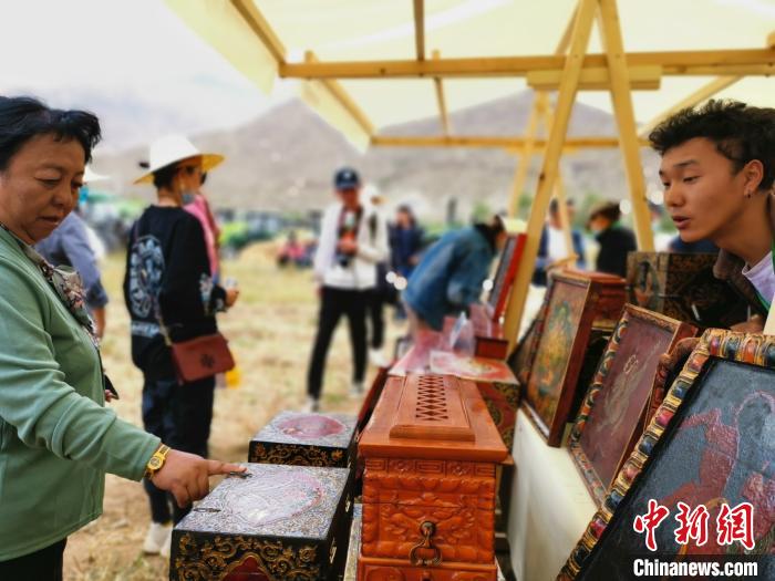 圖為拉薩市民在特色農(nóng)畜產(chǎn)品展示展銷會(huì)上選購商品?！垈?攝