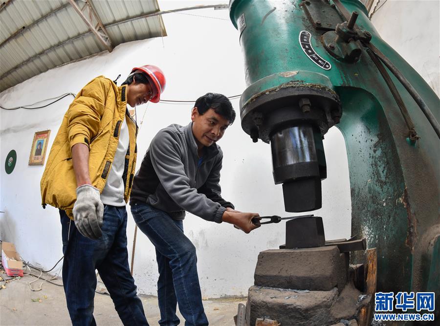 (西藏昌都解放70周年·圖文互動)(2)白族師傅寸昆杰的藏刀情緣