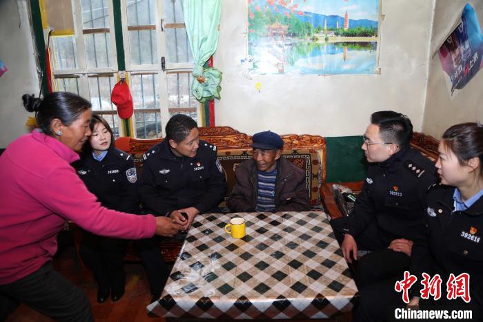 亞?wèn)|出入境邊防檢查站民警走訪慰問(wèn)轄區(qū)困難群眾?！堄陱?qiáng) 攝