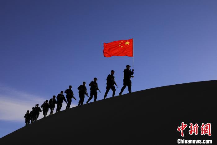 日喀則邊境管理支隊(duì)幾腳橋邊境檢查站民警在轄區(qū)開(kāi)展巡邏工作?！↓埿▲P 攝