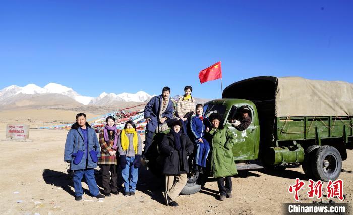 圖為電影《雪域青春》主創(chuàng)團(tuán)隊(duì)在西藏唐古拉山拍攝點(diǎn)?！z制組供圖 攝