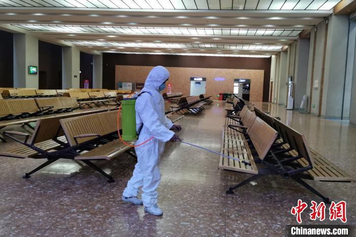 圖為拉薩車(chē)站工作人員在候車(chē)室進(jìn)行消毒?！±詈Ｐ?攝