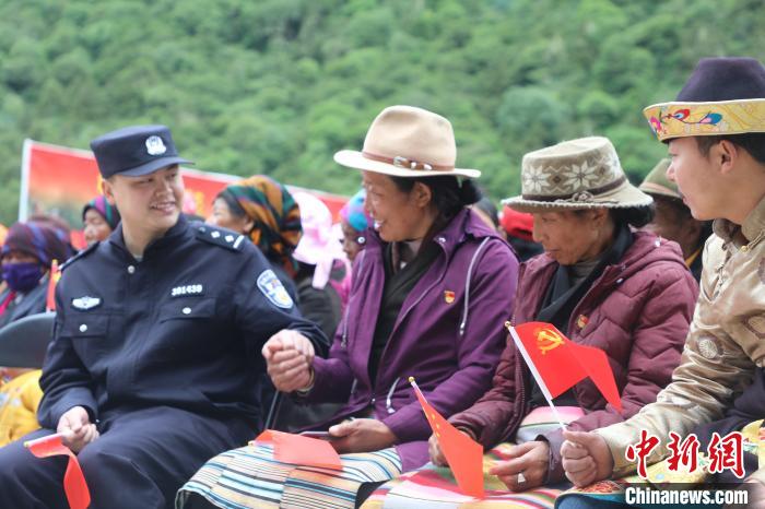 圖為李陽副所長(前排左一)與卓嘎、央宗姐妹共同參加愛國主義教育活動?！〉录?攝