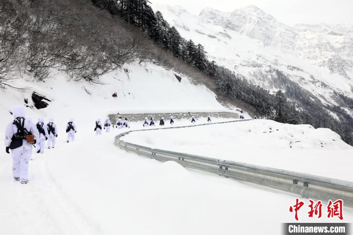 圖為徒步前進(jìn)?！铎o 攝