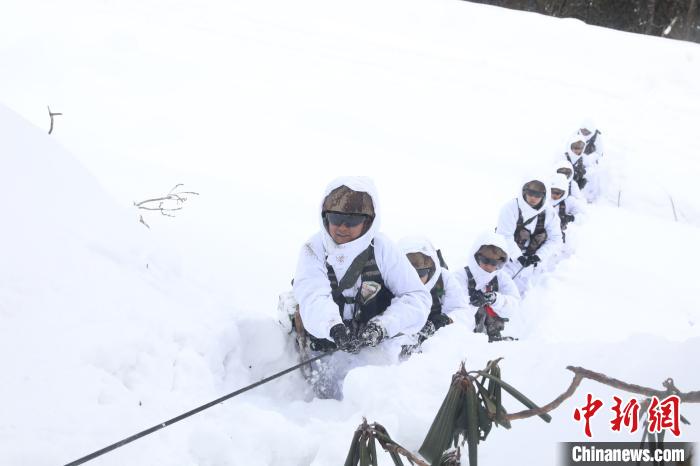 圖為依靠纜繩攀爬?！铎o 攝