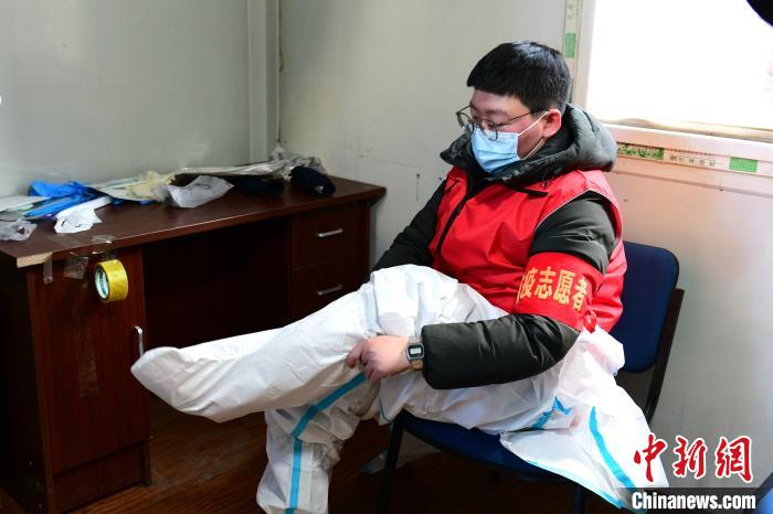 穿防護(hù)服。　鐵西區(qū)委宣傳部 攝