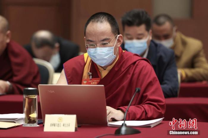 3月9日上午，全國政協(xié)十三屆四次會議舉行小組會議，討論“兩高”工作報告，審議各項(xiàng)決議和報告草案。圖為北京友誼賓館宗教界別委員小組會議現(xiàn)場，全國政協(xié)常委、中國佛教協(xié)會副會長、中國佛教協(xié)會西藏分會會長班禪額爾德尼·確吉杰布參加討論。<a target='_blank' ><p  align=