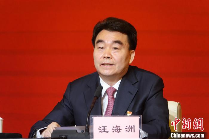 汪海洲在發(fā)布會(huì)上介紹西藏自治區(qū)黨史學(xué)習(xí)教育開展情況?！∪轿木?攝