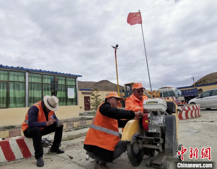 西藏養(yǎng)路工人:與自然抗爭用愛澆筑“生命線”