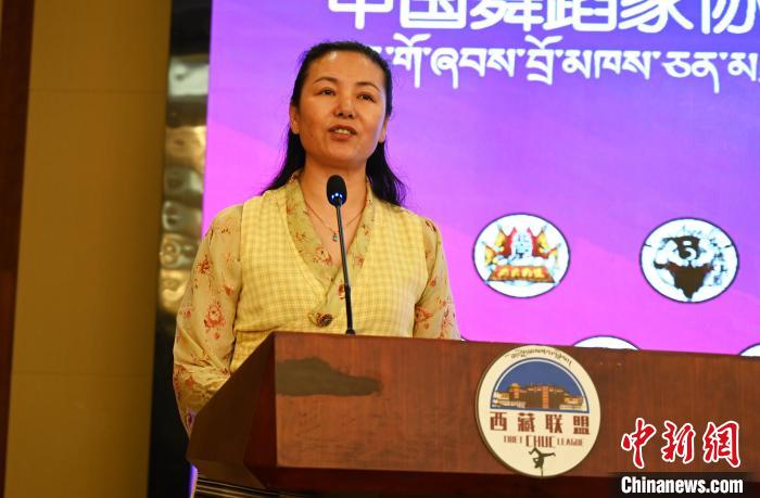 圖為西藏自治區(qū)舞蹈家協(xié)會主席達(dá)娃拉姆致辭。　趙朗 攝