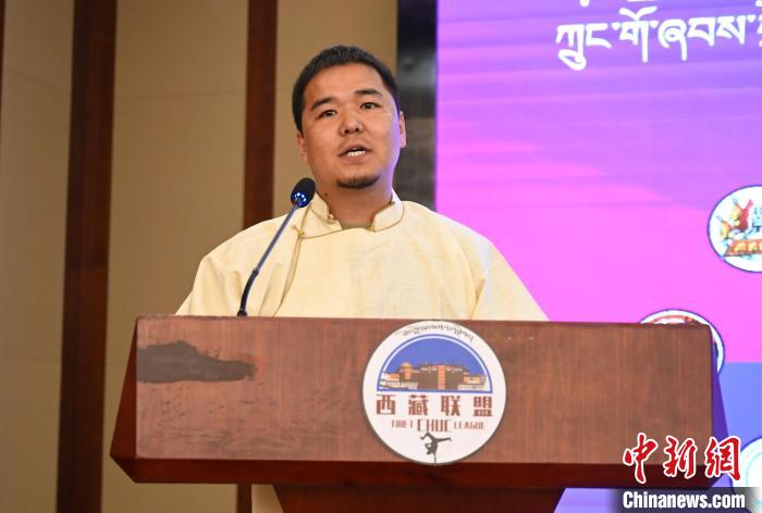 圖為西藏街舞聯(lián)盟常務(wù)副主任朗卡旺青致辭?！≮w朗 攝