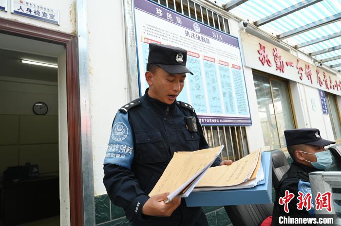 圖為洛桑朗嘎向記者展示卷宗?！≮w朗 攝