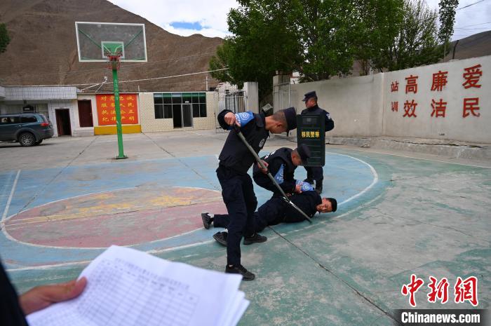 圖為移民管理警察進行警務技能考核?！≮w朗 攝