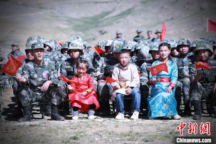 圖為駐地小朋友參加此次活動。　 普布扎西 攝