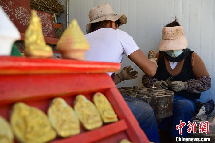 圖為6月14日，拉薩的手工藝人制作“擦擦”。 <a target='_blank' ><p  align=