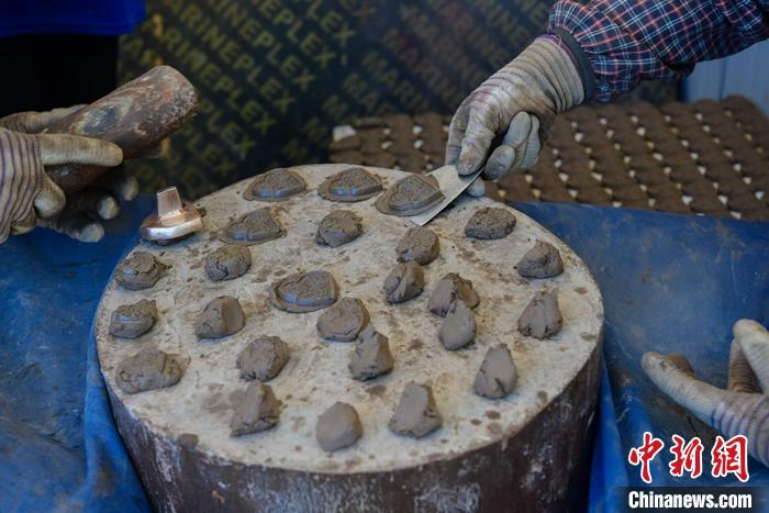 6月14日，拉薩的手工藝人制作“擦擦”。 <a target='_blank' ><p  align=