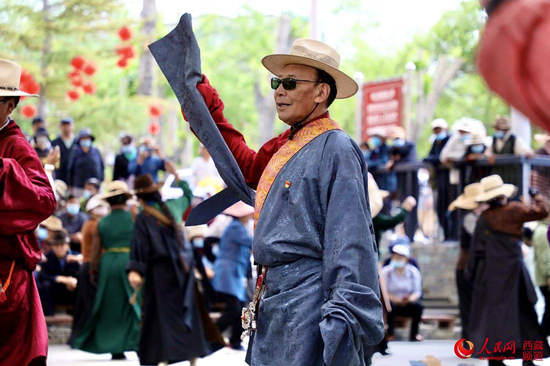 拉薩市民在宗角祿康公園跳鍋莊舞。人民網(wǎng) 次仁羅布攝