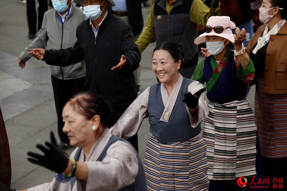 拉薩市民在宗角祿康公園跳鍋莊舞。人民網(wǎng) 次仁羅布攝