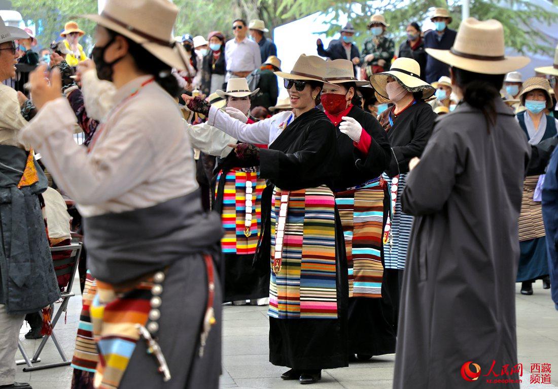 拉薩市民在宗角祿康公園跳鍋莊舞。人民網(wǎng) 次仁羅布攝