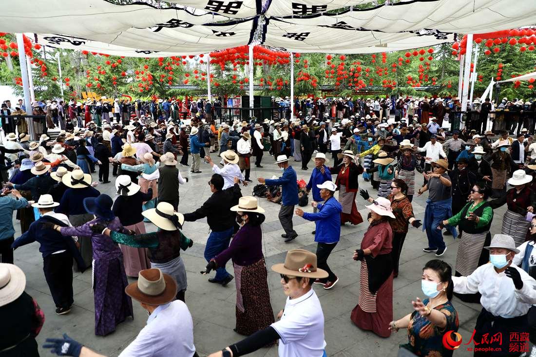 拉薩市民在宗角祿康公園跳鍋莊舞。人民網(wǎng) 次仁羅布攝