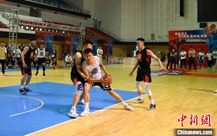 圖為西藏美康隊(白色球衣)對決雪域兄弟隊?！≮w朗 攝