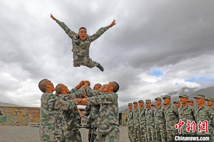 新兵進(jìn)行“空中燕子飛”?！⊥貔i程 攝