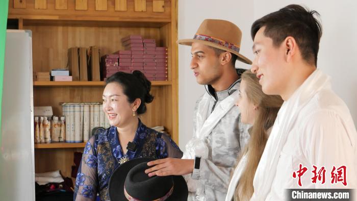 圖為留學(xué)生們正在直播帶貨?！≈x牧 攝