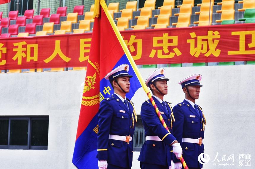 迎國家綜合性消防救援隊伍隊旗。人民網 李海霞 攝