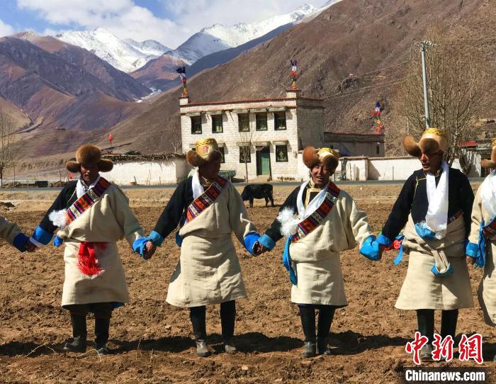 2021年3月，拉薩市德慶村村民在春耕儀式上表演傳統(tǒng)歌舞?！∪轿木?攝