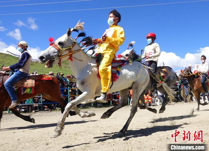 圖為打隆物交會期間舉辦的賽馬活動?！∪轿木?攝