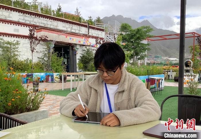 “Z世代”旦真旺加認(rèn)為，拉薩是一座開放與包容的城市，記憶中的拉薩是彩色的。2021年，旦真旺加從浙江大學(xué)漢語言文學(xué)專業(yè)畢業(yè)后，他選擇回到拉薩，成為一名漢語文實(shí)習(xí)助教。圖為8月4日，旦真旺加在課間陪學(xué)生玩耍。 <a target='_blank' ><p  align=