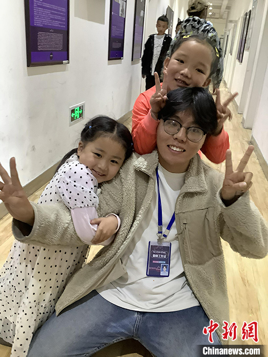 “Z世代”旦真旺加認(rèn)為，拉薩是一座開放與包容的城市，記憶中的拉薩是彩色的。2021年，旦真旺加從浙江大學(xué)漢語言文學(xué)專業(yè)畢業(yè)后，他選擇回到拉薩，成為一名漢語文實(shí)習(xí)助教。圖為8月4日，旦真旺加在課間陪學(xué)生玩耍。 <a target='_blank' ><p  align=