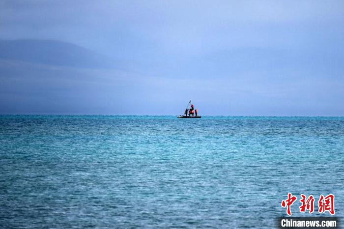 從岸邊營(yíng)地以長(zhǎng)焦鏡頭遠(yuǎn)眺，科考隊(duì)員在巴木錯(cuò)作業(yè)?！?lt;a target='_blank' ><p  align=