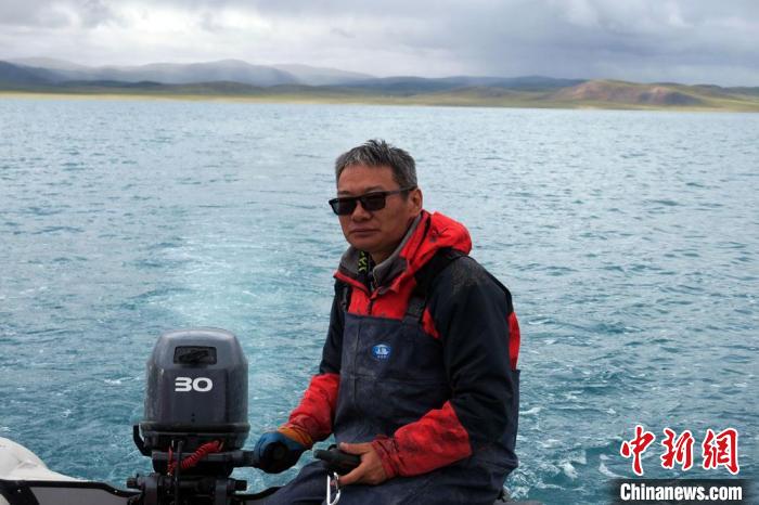 本次科考領(lǐng)隊(duì)、中科院青藏高原所侯居峙研究員駕駛充氣快艇?！?lt;a target='_blank' ><p  align=