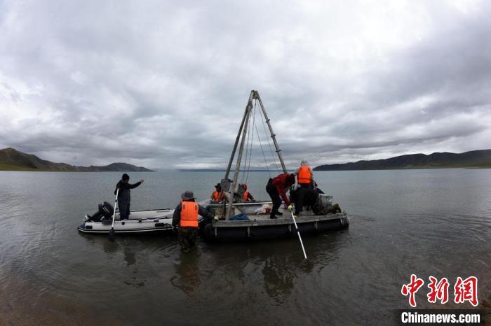科考隊(duì)員向巴木錯(cuò)湖心進(jìn)發(fā)?！?lt;a target='_blank' ><p  align=