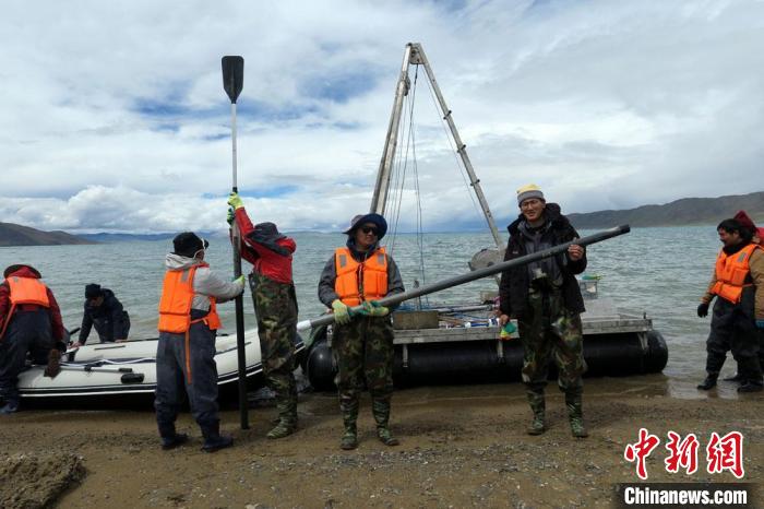科考隊(duì)員從巴木錯(cuò)采樣歸來(lái)?！?lt;a target='_blank' ><p  align=